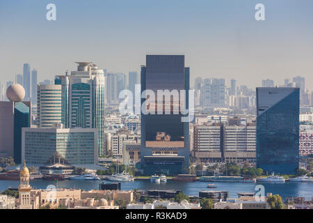 Émirats Arabes Unis, Dubai, Deira. Hilton Hotel, Emirates NBD bank et Chambre de commerce bâtiments, elevated view Banque D'Images