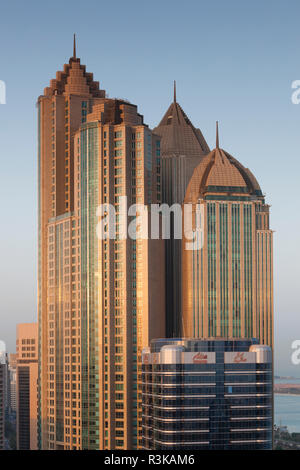Émirats arabes unis, Abu Dhabi. Skyline élevée de Corniche Road East Banque D'Images