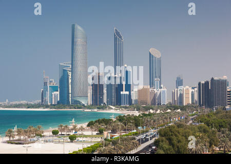 Émirats arabes unis, Abu Dhabi. Sur les toits de la ville le long de la Corniche Banque D'Images