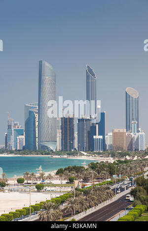 Émirats arabes unis, Abu Dhabi. Sur les toits de la ville le long de la Corniche Banque D'Images