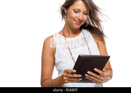 Young attractive woman with tablet pc pour présentation avec copie espace Banque D'Images