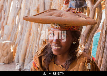 L'Afrique, la Namibie. Portrait de femme de la tribu Herero en costume traditionnel. En tant que crédit : Wendy Kaveney Jaynes / Galerie / DanitaDelimont.com Banque D'Images