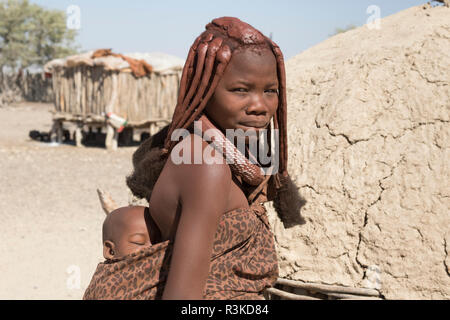 L'Afrique, la Namibie, l'Opuwo. Himba la mère et le bébé. En tant que crédit : Wendy Kaveney Jaynes / Galerie / DanitaDelimont.com Banque D'Images