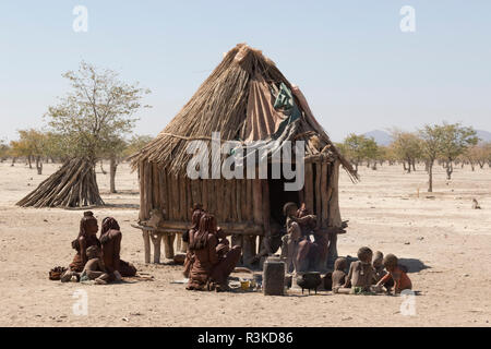 L'Afrique, la Namibie, l'Opuwo. L'heure du midi Repas pour les villageois Himba. En tant que crédit : Wendy Kaveney Jaynes / Galerie / DanitaDelimont.com Banque D'Images