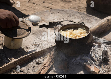 L'Afrique, la Namibie, l'Opuwo. L'heure du déjeuner préparation dans village Himba. En tant que crédit : Wendy Kaveney Jaynes / Galerie / DanitaDelimont.com Banque D'Images