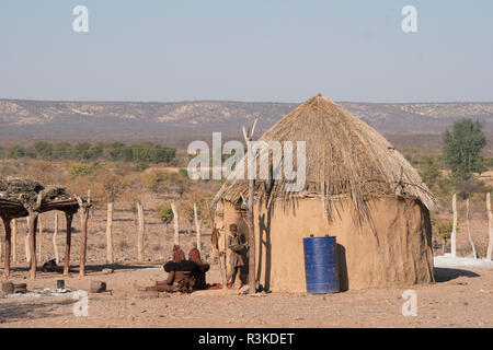 Cabane traditionnelle de construction dans un village isolé à l'extérieur de Opuwo, Namibie. Banque D'Images
