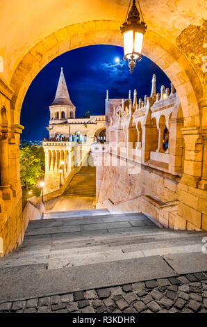 Bastion des Pêcheurs avec tours, construites en heures, au crépuscule néo-roman, Budapest, Hongrie. Banque D'Images