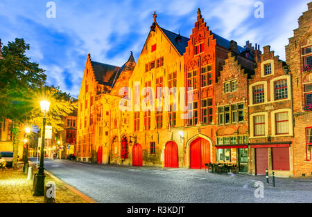 Bruges, Belgique. Image Twilight avec Hanseatic place médiévale de Bruges, Flandre occidentale ancienne ville gothique en Belgique. Banque D'Images