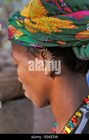 L'Afrique subsaharienne, le Sénégal. Une femme Bedik avec de nombreuses lamelles en bois percé à travers l'oreille. Banque D'Images