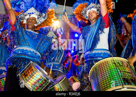 Bande de samba brésilienne dans le carnaval international de Victoria, Seychelles, Mahé, République des Seychelles, océan Indien. Banque D'Images