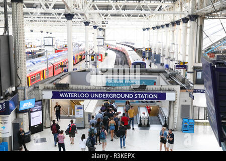 Occupé à la gare de Waterloo, une plaque tournante pour les trains à destination du sud et du sud-ouest, à Londres, Royaume-Uni Banque D'Images