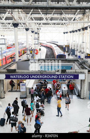 Occupé à la gare de Waterloo, une plaque tournante pour les trains à destination du sud et du sud-ouest, à Londres, Royaume-Uni Banque D'Images