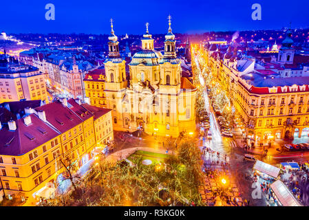 Prague, République tchèque. Marché de Noël à Stare Mesto place vieille, l'église de Tyn, la Bohême. Banque D'Images