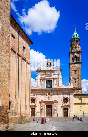 Parme, Italie - Piazza San Giovanni. L'église San Giovanni Evangelista avec façade de style baroque. Banque D'Images