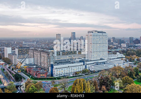 Rotterdam, Pays-Bas, le 12 novembre 2018 : Vue aérienne de l'hôpital Érasme et campus universitaire au crépuscule Banque D'Images