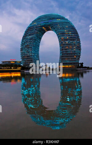 Vue de nuit en forme de fer à cheval Sheraton Huzhou Hot Spring Resort sur le lac Taihu, Wenzhou, province de Jiangsu, Chine Banque D'Images