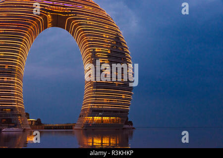 Vue de nuit en forme de fer à cheval Sheraton Huzhou Hot Spring Resort sur le lac Taihu, Wenzhou, province de Jiangsu, Chine Banque D'Images