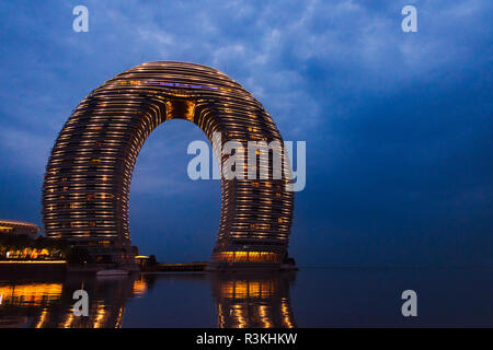 Vue de nuit en forme de fer à cheval Sheraton Huzhou Hot Spring Resort sur le lac Taihu, Wenzhou, province de Jiangsu, Chine Banque D'Images