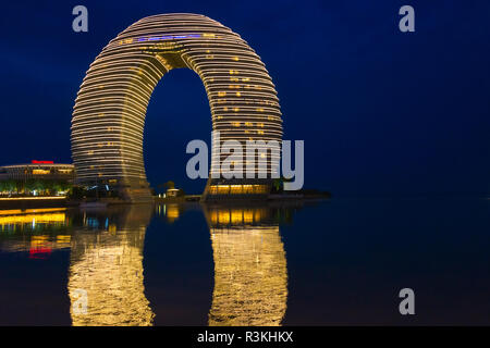 Vue de nuit en forme de fer à cheval Sheraton Huzhou Hot Spring Resort sur le lac Taihu, Wenzhou, province de Jiangsu, Chine Banque D'Images