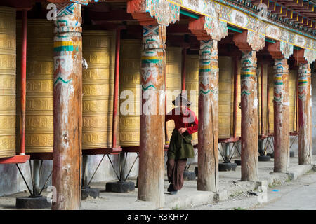 Pèlerins priant avec roues de prière dans le monastère de Tagong, Tagong, l'ouest du Sichuan, Chine Banque D'Images