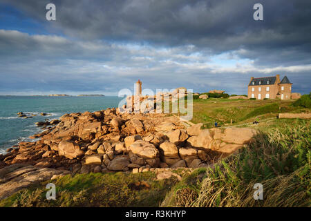 Perros-Guirec (Bretagne, nord-ouest de la France) : le phare de Men Ruz Ploumanac'h Banque D'Images