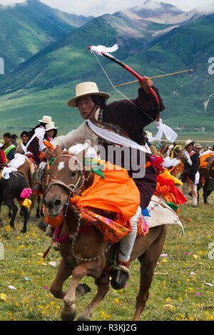 Course de chevaux du peuple tibétain à Horse Race Festival, Litang, l'ouest du Sichuan, Chine Banque D'Images