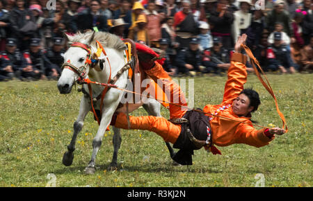 Course de chevaux du peuple tibétain à Horse Race Festival, Litang, l'ouest du Sichuan, Chine Banque D'Images