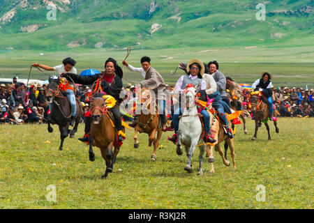 Course de chevaux du peuple tibétain à Horse Race Festival, Litang, l'ouest du Sichuan, Chine Banque D'Images