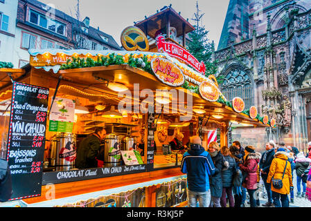 Strasbourg, France - Décembre 2017 : Marche de Noel, Place de la Cathedrale Marché de Noël en Alsace. Banque D'Images