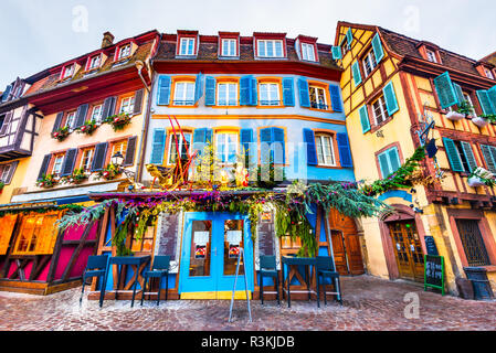 Colmar, Alsace, France. Maisons en pain d'épice ajouter Marché de Noël des artisans locaux, célèbre en Europe. Banque D'Images