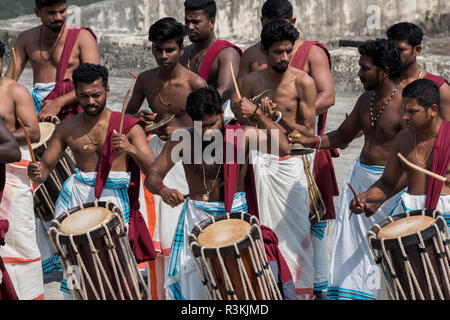 L'Inde, Cochin. Tambour mâle local band en tenue typique. Banque D'Images