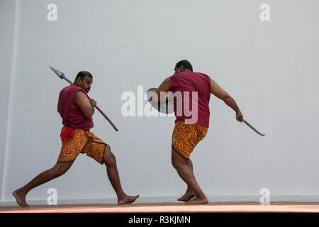 L'Inde, Etat du Kerala, port de la ville de Cochin. Kalaripayattu traditionnels (arts martiaux) démonstration. Banque D'Images