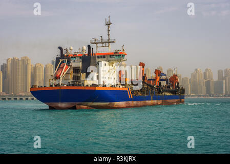 Navire pétrolier de quitter la marina de Dubaï Banque D'Images