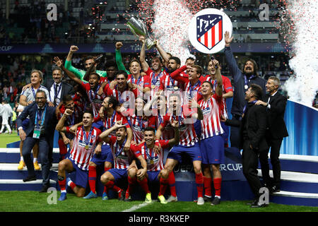 TALLINN, ESTONIE - 15 août : l'Atletico Madrid joueurs célèbrent avec le trophée après la Super Coupe de l'UEFA match entre le Real Madrid et l'Atletico Madrid lors d'une Le Coq Arena le 15 août 2018 à Tallinn, Estonie. (MB) Banque D'Images