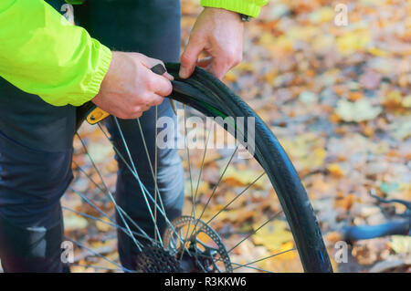 Enlever le pneu de la roue, démonter la roue de bicyclette, réparer la crevaison de la moto Banque D'Images