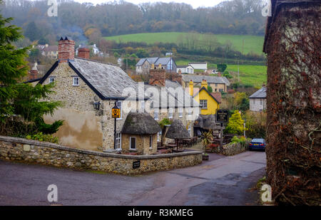 La célèbre Masons Arms Inn pub et hôtel dans Branscpmbe village dans l'est du Devon UK Banque D'Images