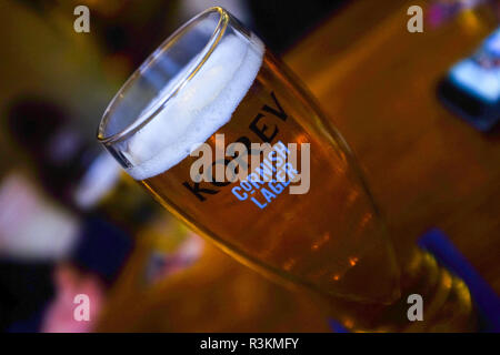 Cornish Korev lager en pint glass UK Banque D'Images