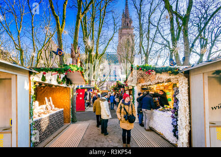 Bâle, Suisse - décembre 2017. Conte de Noël au marché Münsterplatz et cathédrale de Munster, Confédération suisse. Banque D'Images