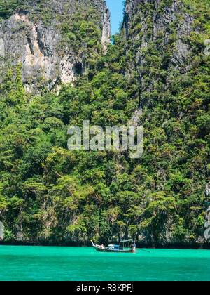 La Thaïlande, Phuket, Phi Phi Islands, bateaux longtail et nageurs Banque D'Images