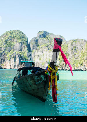 La Thaïlande, Phuket, Phi Phi Islands, bateaux longtail et nageurs Banque D'Images