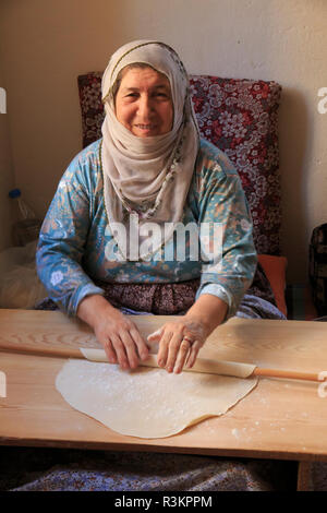 La Turquie, l'Anatolie Centrale, Nevşehir Province, Avanos, women's food co-operative, fabrication de pâtes turques, "l'anti'. (Usage éditorial uniquement) Banque D'Images