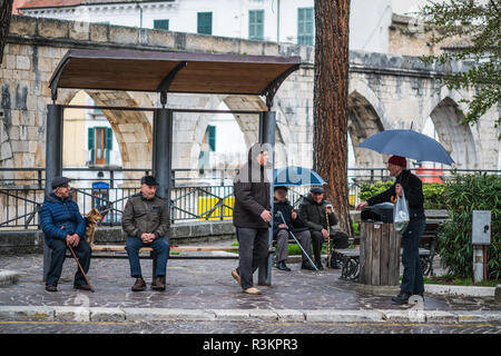 Les personnes qui les attendent dans le bus de Sulmona, Italie, Europe Banque D'Images