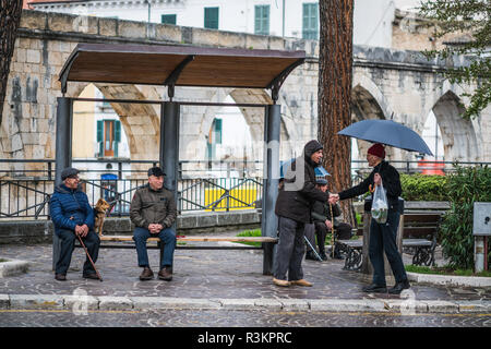 Les personnes qui les attendent dans le bus de Sulmona, Italie, Europe Banque D'Images