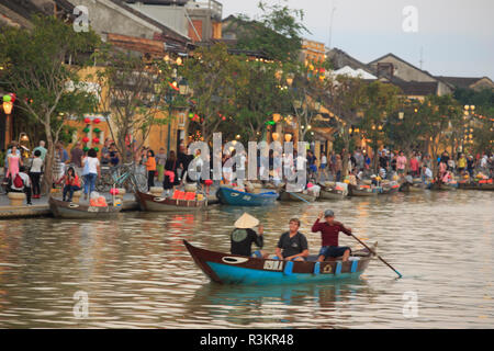 Voyage en bateau sur la rivière Thu Bon est une activité populaire pour les habitants et les touristes à Hoi An, Vietnam Banque D'Images