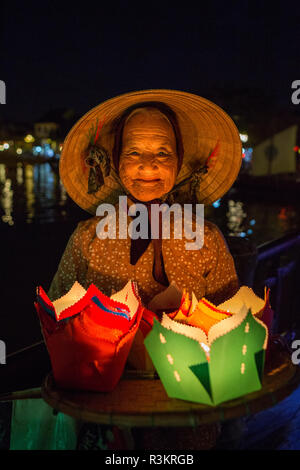 Vieille dame vendre flotteurs bougie, Hoi An. Tet Festival, Fête du Nouvel An, au Vietnam. (MR) Banque D'Images