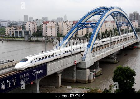 (181123) -- BEIJING, 23 novembre 2018 (Xinhua) -- La CRH (China railway train à grande vitesse) D5558 codé de Wenzhou à Shanghai franchit la rivière sur le pont Fenghua Ningbo-Taizhou-Wenzhou réseau ferroviaire à grande vitesse, qui commence à fonctionner comme de la journée avec une vitesse de conception de jusqu'à 250 km par heure, à Ningbo, province de Zhejiang, Chine orientale, le 28 septembre 2009. La Chine va construire son premier tunnel sous-marin pour les trains à grande vitesse, reliant deux villes dans l'est de la province de Zhejiang, selon les autorités locales. Le projet de train, reliant la ville de Ningbo avec la ville de l'île de Zhoushan au Zh Banque D'Images