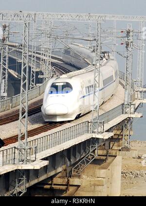 (181123) -- BEIJING, 23 novembre 2018 (Xinhua) -- un tournant CRH (China railway train grande vitesse) traverse le pont Super Cross-Sea Xiamen dans son discours inaugural de la trafic 274.9km-long Fuzhou-Xiamen réseau ferroviaire à grande vitesse, l'ouverture à la circulation publique sur l'annexe, à Xiamen, dans le sud-est de la province de Fujian en Chine, le 26 avril 2010. La Chine va construire son premier tunnel sous-marin pour les trains à grande vitesse, reliant deux villes dans l'est de la province de Zhejiang, selon les autorités locales. Le projet de train, reliant la ville de Ningbo avec la ville de l'île de Zhoushan au Zhejiang, est 70,92 km de longueur totale, Banque D'Images