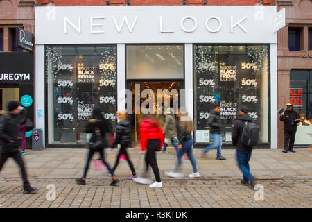Manchester, UK. 23 novembre, 2018. Le Vendredi Noir Ventes occupé de semaine. Centre-ville de magasinage des fêtes, boutiques, magasins, shopping de Noël, vente discount shopping, femme les dépenses de consommation pour les week-end vendredi noir considéré comme le plus grand événement commercial de l'année. Les détaillants britanniques ont adopté le style USA vente bonanza, avec de nombreux clients laissés surprendre par négocier des rabais, bénéficiant d'un noël dépensent et transportant un certain nombre des sacs, des cadeaux, des cadeaux et des éléments de vente. /AlamyLiveNews MediaWorldImages : crédit. Banque D'Images