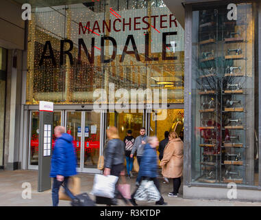 Manchester, UK. 23 novembre, 2018. Week-end de ventes Vendredi noir. Centre-ville de magasinage des fêtes, boutiques, magasins, shopping de Noël, vente discount shopping, femme les dépenses de consommation pour les week-end vendredi noir considéré comme le plus grand événement commercial de l'année. Les détaillants britanniques ont adopté le style USA vente bonanza, avec de nombreux clients laissés surprendre par négocier des rabais, bénéficiant d'un noël dépensent et transportant un certain nombre des sacs, des cadeaux, des cadeaux et des éléments de vente. /AlamyLiveNews MediaWorldImages : crédit. Banque D'Images