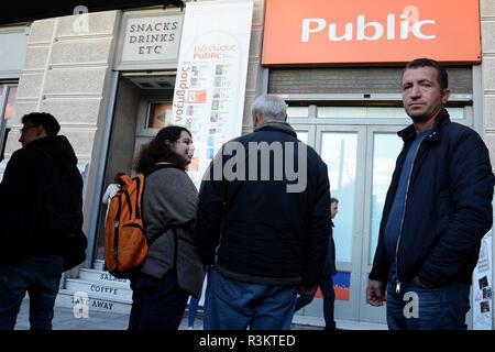 Athènes, Grèce. 23 Nov, 2018. Les gens sont vus à l'extérieur d'un magasin comme ils attendre qu'il soit ouvert à la place Syntagma, en raison de l'Vendredi Noir promotions à Athènes. Credit : Giorgos Zachos SOPA/Images/ZUMA/Alamy Fil Live News Banque D'Images